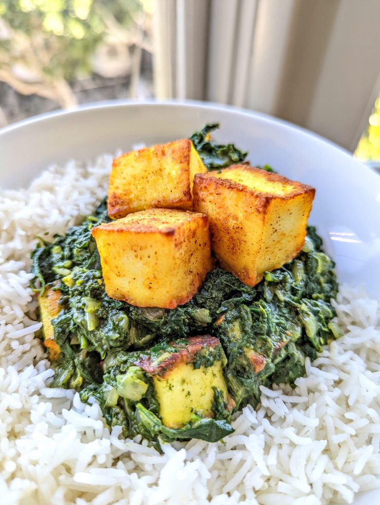 Large cubes of browned Paneer on top of a rich spinach gravy. Served over steamed basmati rice.